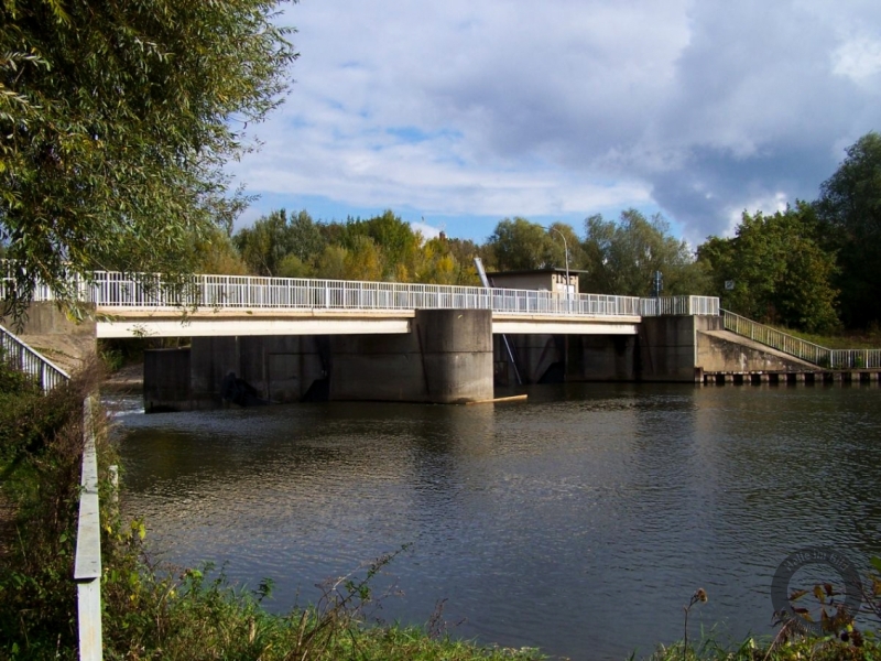 Pulverweidenwehrbrücke zwischen Pulverweiden und Untere Aue in Halle (Saale)