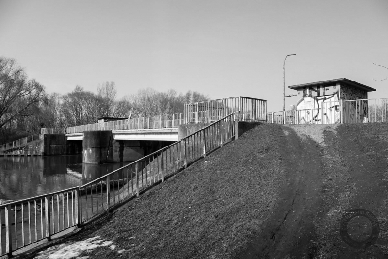 Pulverweidenwehrbrücke zwischen Pulverweiden und Untere Aue in Halle (Saale)