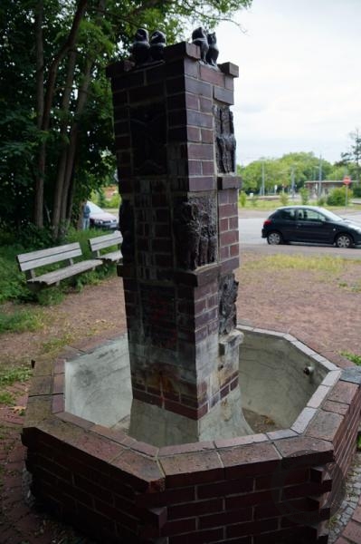 Heidebrunnen (Eulenbrunnen) am Hubertusplatz an der Dölauer Heide in Halle (Saale)