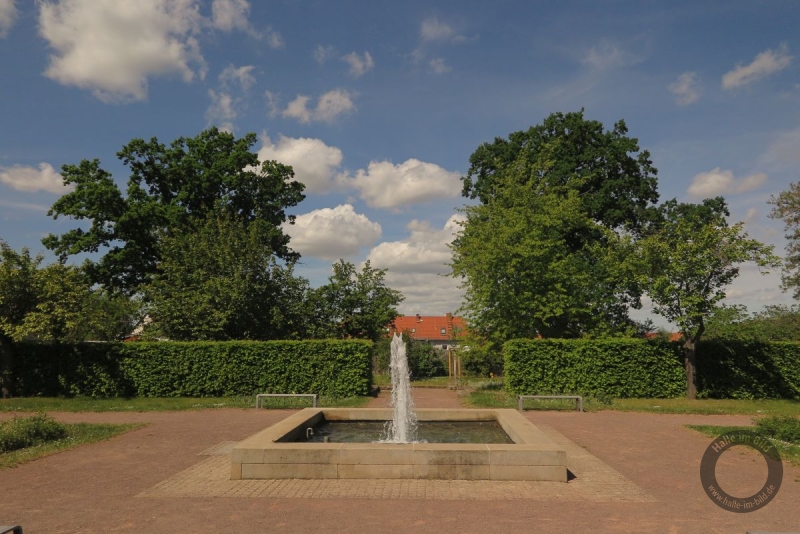 Kugel & Wasserspiel im Pestalozzipark in Halle-Südstadt