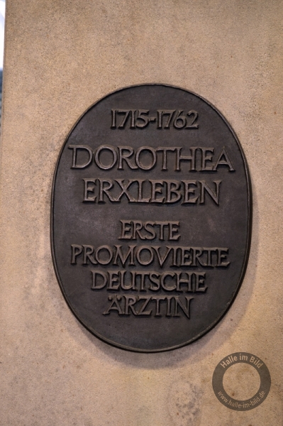 Denkmal für Dr. Dorothea Erxleben im Universitätsklinikum in Halle (Saale)