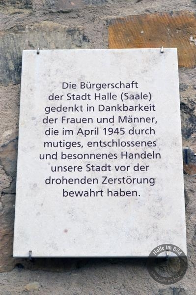 Gedenktafel "Retter der Stadt von 1945" am Roten Turm auf dem Marktplatz in Halle (Saale)