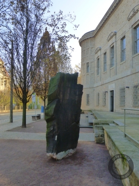 Menhir aus Krosigk neben dem Landesmuseum in Halle (Saale)