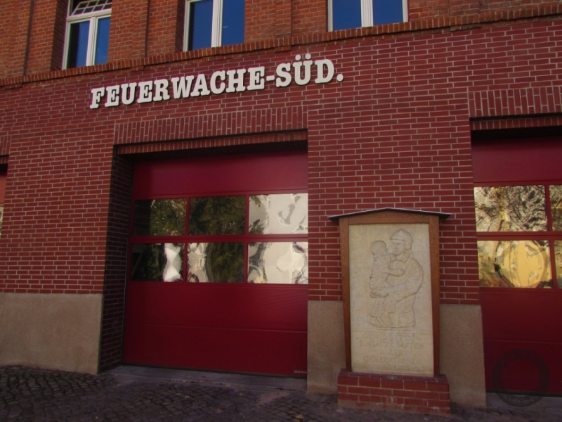 Denkmal für die Einsatzkräfte der Feuerwehr am Lutherplatz vor der Feuerwache Süd in Halle (Saale)