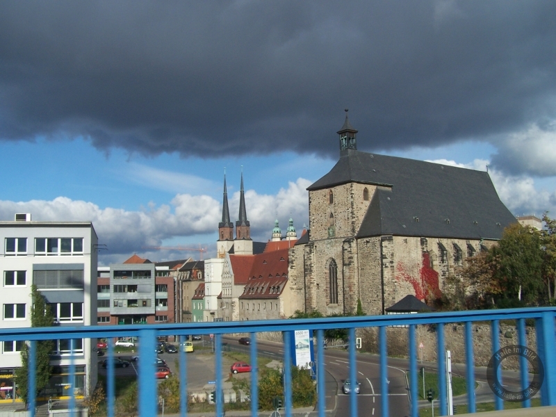 St. Moritz (Moritzkirche) zu Halle (Saale), im Hintergrund Marktkirche "Unser lieben Frauen"