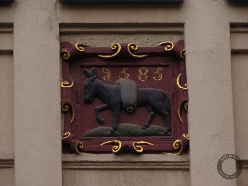 Relief "Esel, der auf Rosen läuft" in der Leipziger Straße in Halle (Saale)