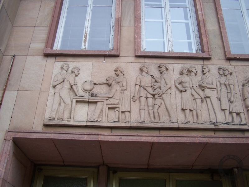 Relief von Robert Propf im Hohen Weg in Halle-Kröllwitz