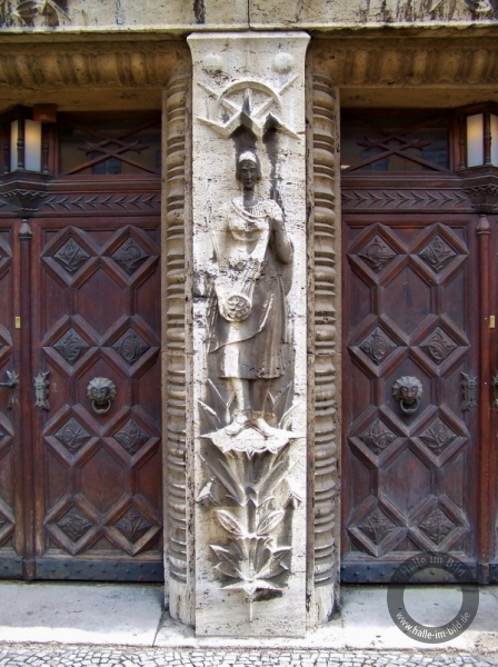 Relieffiguren am Portal der Landwirtschaftlichen Zentralgenossenschaft in der Maxim-Gorki-Straße im Paulusviertel in Halle (Saale)