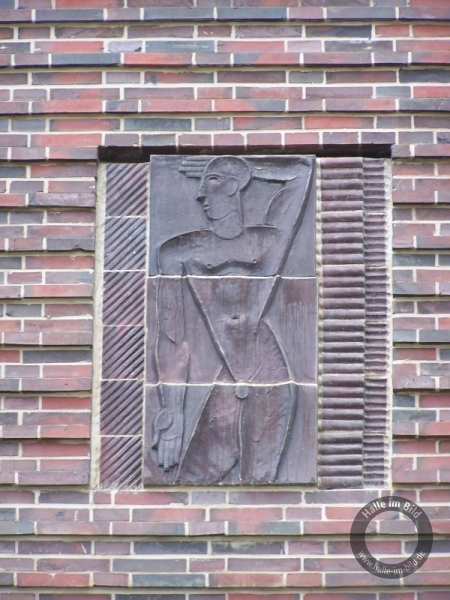 Relieftafeln von Gustav Weidanz in der Albert-Ebert-Straße in Halle (Saale)