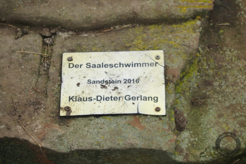 Reliefstein "Saaleschwimmer" auf der Ziegelwiese in Halle (Saale)