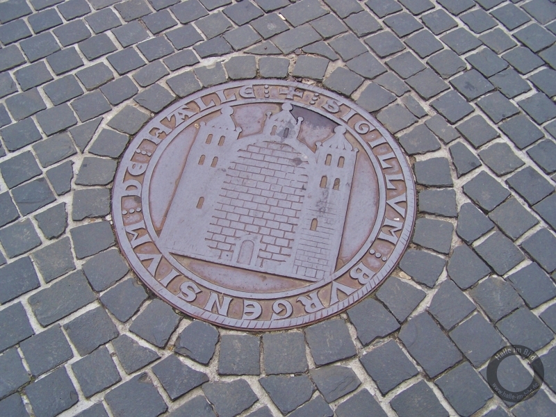 Bodenplatten verschiedener Siegel am Leipziger Turm in Halle (Saale)