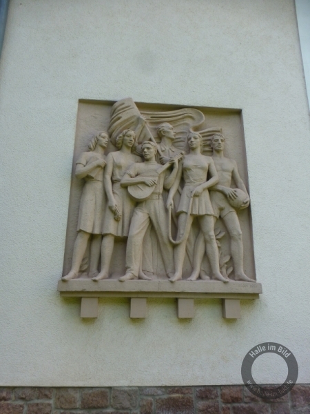Relief am ehemaligen Internat der Pädagogischen Hochschule im Hohen Weg in Halle-Kröllwitz