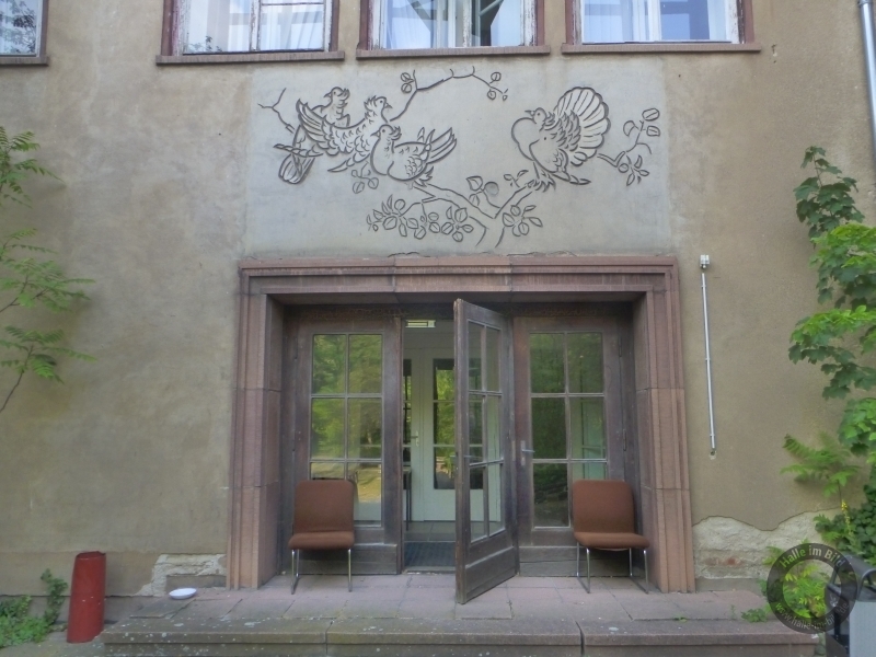 Relief "Vögel" im Innenhof der Pädagogischen Hochschule im Hohen Weg in Halle-Kröllwitz