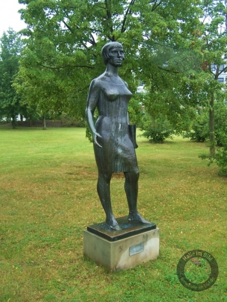 Skulptur "Chemieingenieurin" in Halle-Neustadt