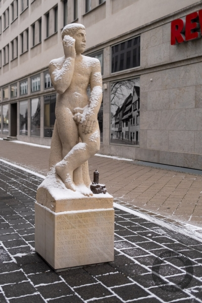 Skulptur "Der Schauende" am Hallmarkt in Halle (Saale)