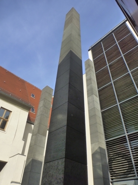 Drei Stelen am Juridicum in Halle (Saale)