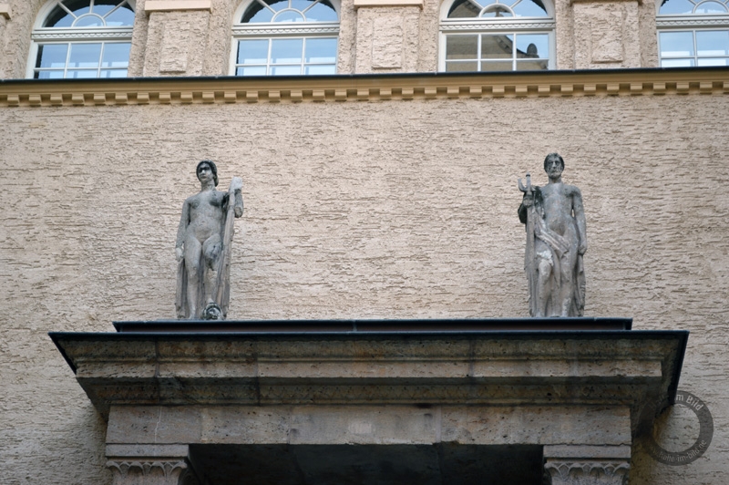 Fischmann & Fischweib am Eingang zum Stadtbad Halle (Saale)