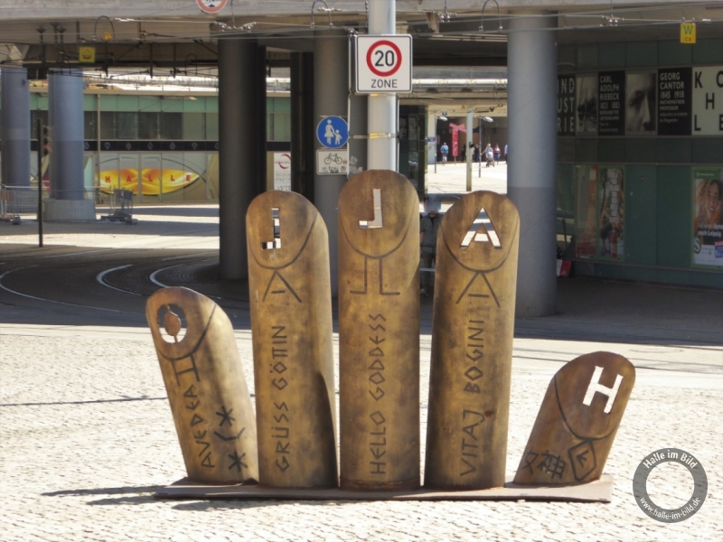 "Hallo Holla Hand" von Ursula Beiler auf dem Riebeckplatz in Halle (Saale)