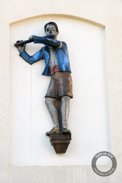 Plastik "Flötenspielender Junge“ im Kitzener Weg in Halle (Saale)