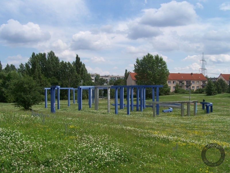 Installation "Labyrinth über blauem Garten" an der Hanoier Straße in Halle-Silberhöhe