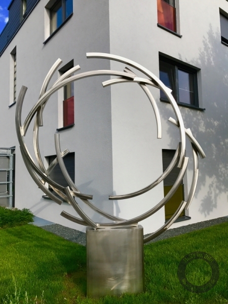 Skulptur "Lebenslinien" von Thomas Leu an der Ecke Gneisenaustraße / Am Heiderand in Heide-Süd in Halle (Saale)