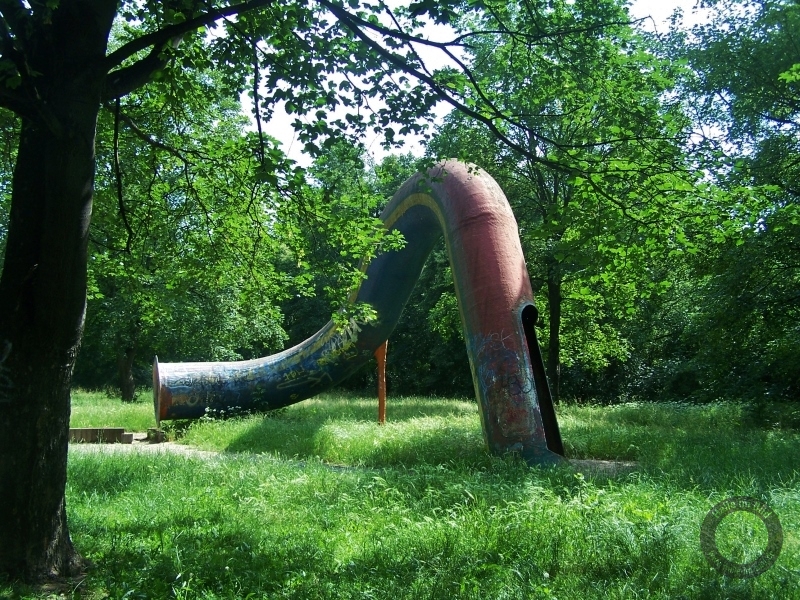Röhrenrutsche im Südpark am Passendorfer Kirchteich in Halle-Neustadt