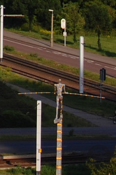 Seiltanzender Harlekin am Rennbahnkreuz in Halle (Saale)
