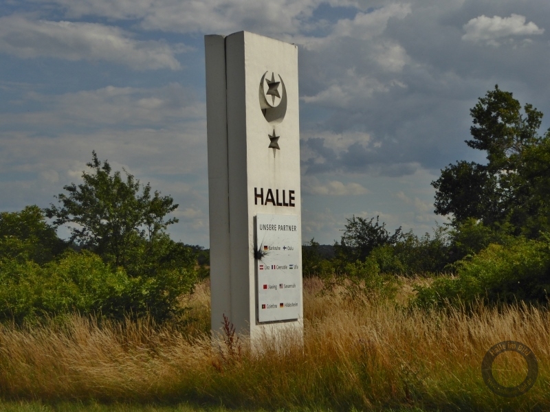 Stadtwappenstein an der Salzmünder Straße (L 159) in Halle-Dölau