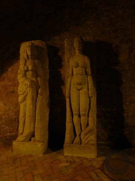 Zwei Figuren (Portalfiguren Kraftwerk Trotha) im Innenhof der Moritzburg in Halle (Saale)