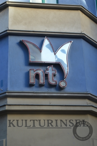 Signet "nt" (Neues Theater) an der Kulturinsel in Halle (Saale)