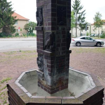 Heidebrunnen (Eulenbrunnen) am Hubertusplatz an der Dölauer Heide in Halle (Saale)