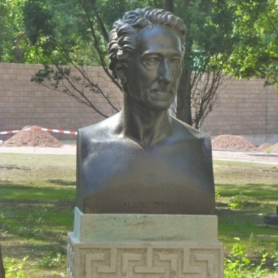 Denkmal für Albrecht Thaer am Steintor Campus (GSZ) in Halle (Saale)