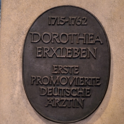 Denkmal für Dr. Dorothea Erxleben im Universitätsklinikum in Halle (Saale)