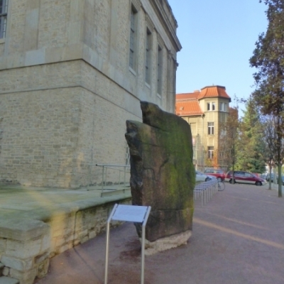 Schön-Ännchen-Stein neben dem Landesmuseum in Halle (Saale)