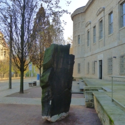 Menhir aus Krosigk neben dem Landesmuseum in Halle (Saale)