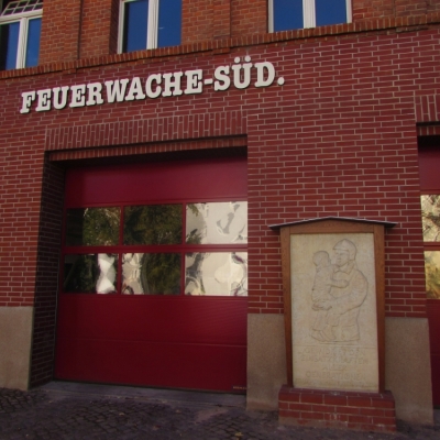 Denkmal für die Einsatzkräfte der Feuerwehr am Lutherplatz vor der Feuerwache Süd in Halle (Saale)