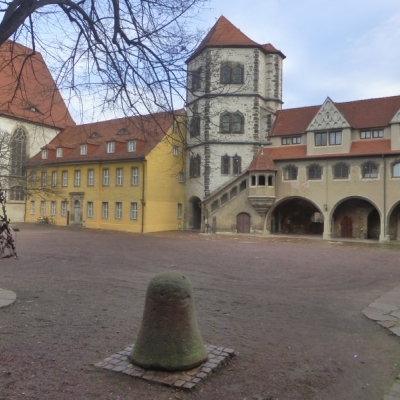 Halbmeilenstein im Hof der Moritzburg in Halle (Saale)