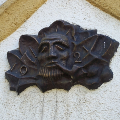 Reliefs in der Anton-Russy-Straße von Richard Horn
