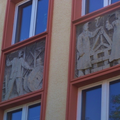 Arbeiterreliefs in der Delitzscher Straße in Halle (Saale)