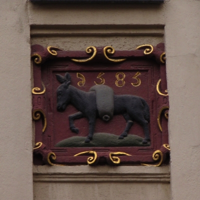 Relief "Esel, der auf Rosen läuft" in der Leipziger Straße in Halle (Saale)