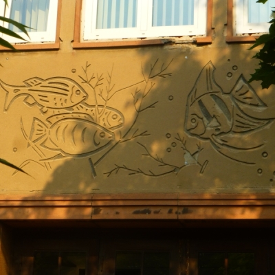 Relief "Fische" im Innenhof der Pädagogischen Hochschule im Hohen Weg in Halle-Kröllwitz