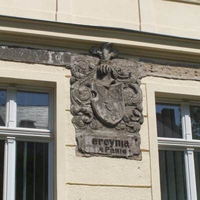 Wappen der Studentenverbindung Hercynia Hallensis in der Karl-Liebknecht-Straße in Halle (Saale)