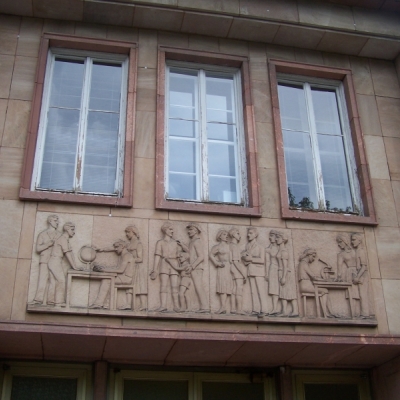 Relief am Institut für Geschichte im Hohen Weg in Halle-Kröllwitz