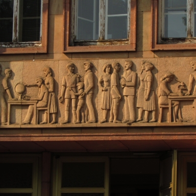 Relief an der ehemaligen Pädagogischen Hochschule "N.K. Krupskaja" in Halle (Saale)