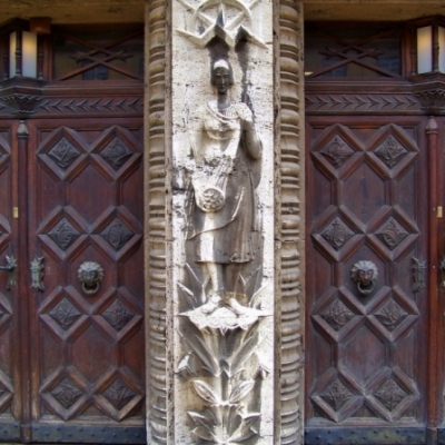Relieffiguren am Portal der Landwirtschaftlichen Zentralgenossenschaft in der Maxim-Gorki-Straße im Paulusviertel in Halle (Saale)
