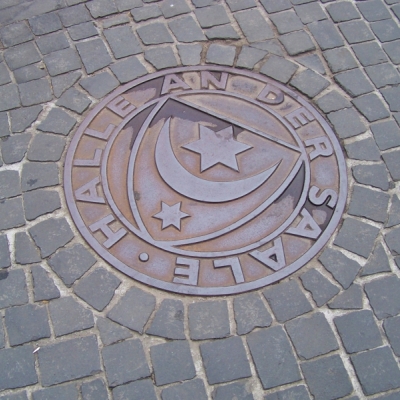 Bodenplatten verschiedener Siegel am Leipziger Turm in Halle (Saale)