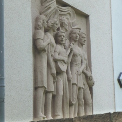Relief am Studentwohnheim der Martin-Luther-Universität im Hohen Weg in Halle-Kröllwitz