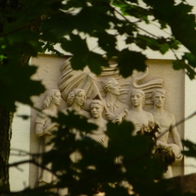 Relief am ehemaligen Internat der Pädagogischen Hochschule im Hohen Weg in Halle-Kröllwitz