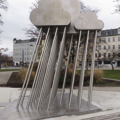 Edelstahlskulptur "Der kleine Schauer" von Michael Krenz auf dem Steintorplatz in Halle (Saale)