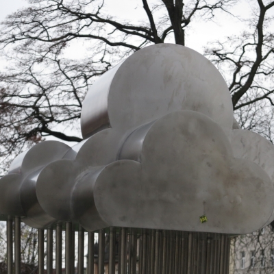 Edelstahlskulptur "Der kleine Schauer" von Michael Krenz auf dem Steintorplatz in Halle (Saale)
